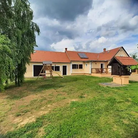 Gyuemoelcsliget Vendeghaz