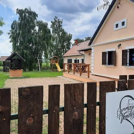 Gyuemoelcsliget Vendeghaz * Csehimindszent