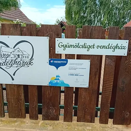 Gyuemoelcsliget Vendeghaz Guest house Csehimindszent