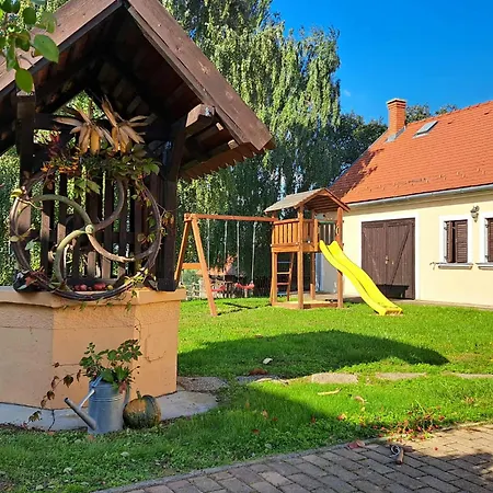 Gyuemoelcsliget Vendeghaz *